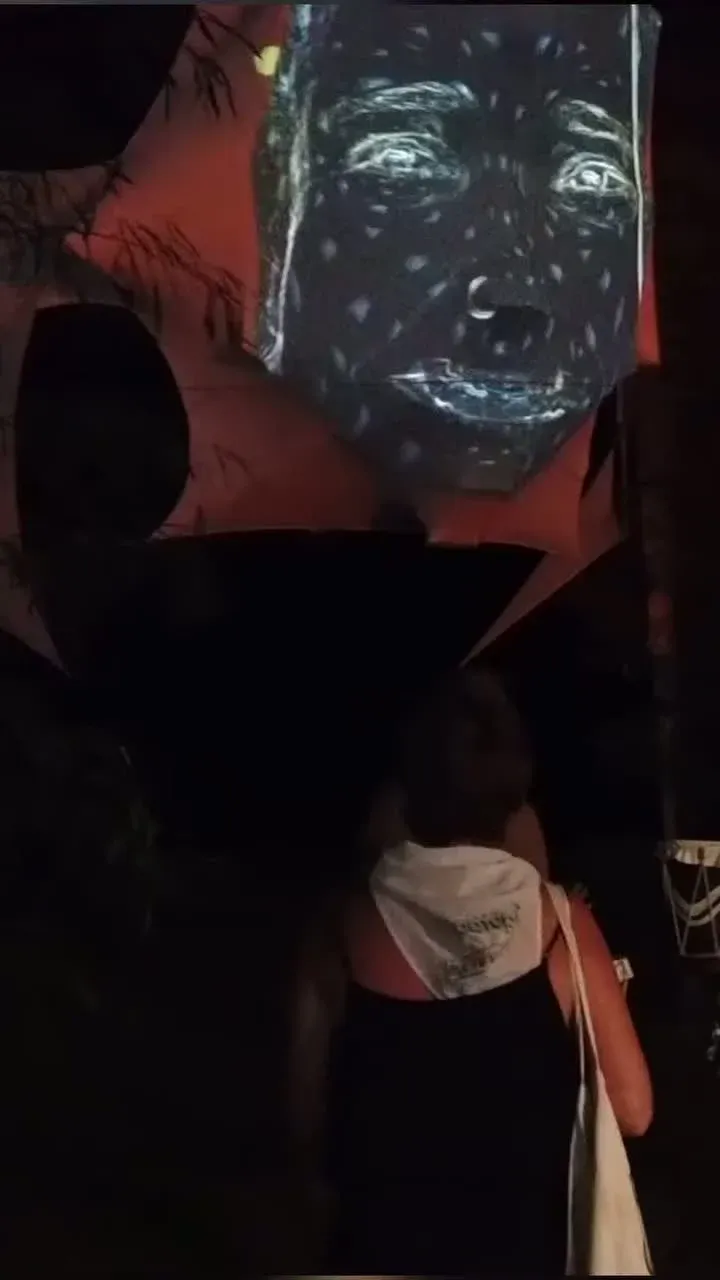 Persona contemplando de cerca la escultura interactiva
