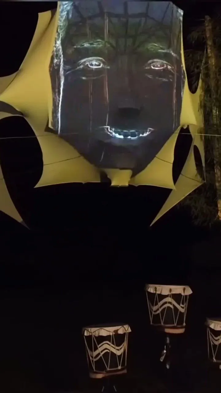 Tambores y percusión interactiva frente al rostro 3D